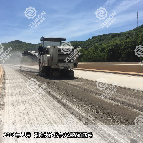 2018年9月長(zhǎng)沙岳寧大道橋面拉毛